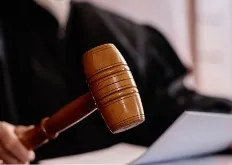 Marteau de juge posé sur un dossier